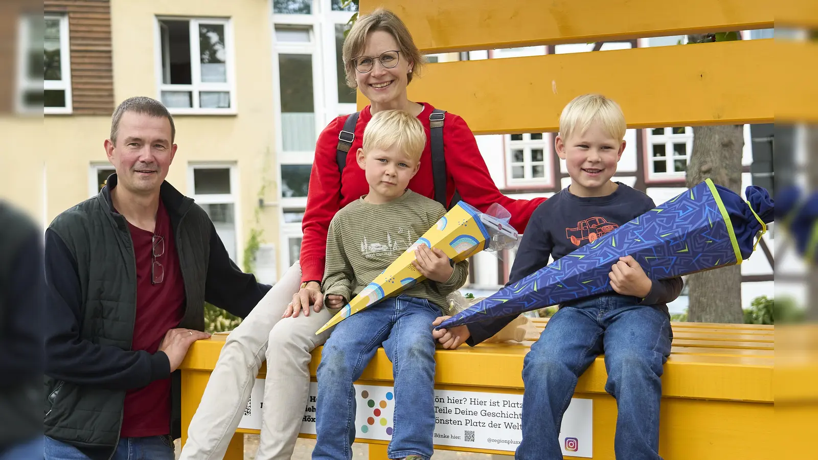 Nutzten die XXL-Bank als erste Gäste für ein Erinnerungsfoto am Tag der Einschulung des ältesten Sohnes (v.l.): Markus und Martina Düchting mit Gerrit und dem frischgebackenen ABC-Schützen Till. (Foto: Stefan Bönning)