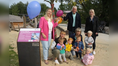 Treffen unter dem neuen Schnullerbaum: Die Kinder der Großtagespflegestelle “The little birdys” aus Höxter fühlen sich mit ihren Tagespflegepersonen Beisa Hadzic (links unten) und Karla Schwabe (unten Zweite von rechts) unter dem Schnullerbaum auf dem LGS-Gelände sehr wohl. Darüber freuen sich Klaus Brune, Fachbereichsleiter Familie, Jugend und Soziales beim Kreis Höxter, sowie von der Kindertagespflege Katharina Sinn (links) und Stephanie Werk-Ferber (rechts). (Foto: Kreis Höxter)