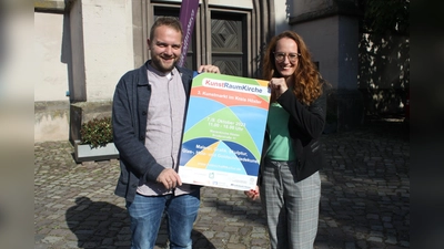 Kulturmanagerin Julia Siebeck vom Kreis Höxter und Pfarrer Tim Wendorf freuen sich auf den 3. Kunstmarkt „KunstRaumKirche“ in die Marienkirche in Höxter. (Foto: Kreis Höxter)