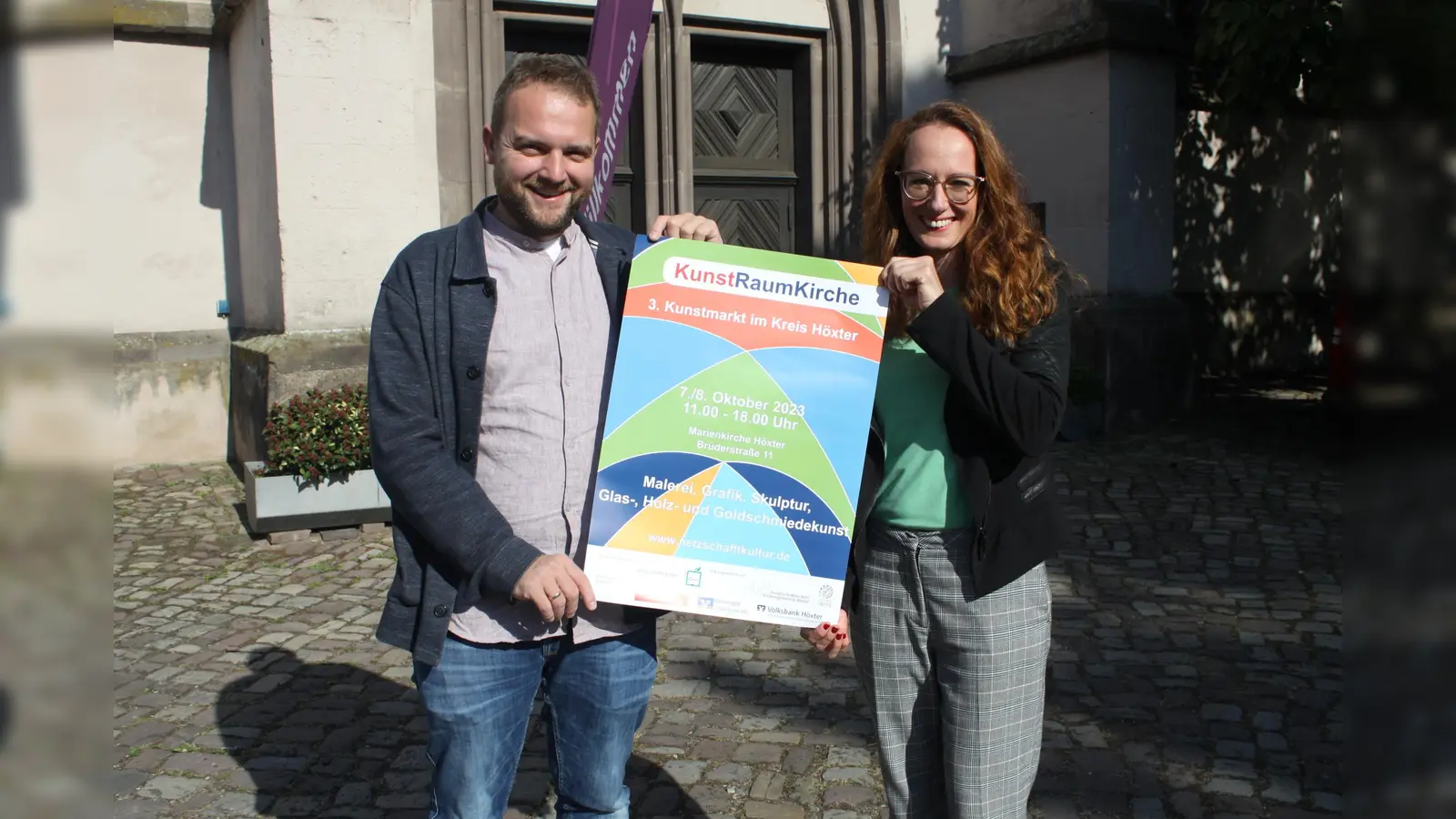 Kulturmanagerin Julia Siebeck vom Kreis Höxter und Pfarrer Tim Wendorf freuen sich auf den 3. Kunstmarkt „KunstRaumKirche“ in die Marienkirche in Höxter. (Foto: Kreis Höxter)