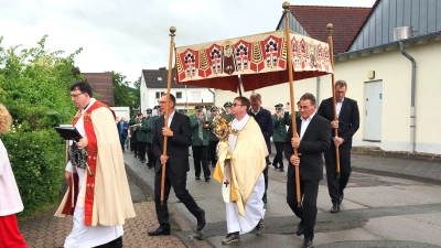 Fronleichnamsprozession an der Kirche „Zum verklärten Christus“ mit Pastor Matthias Klauke (links) und Pastor Maurinus Niedzwetzki. (Foto: Doris Dietrich)