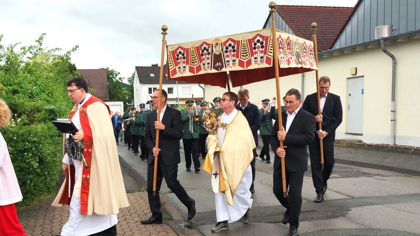 Fronleichnamsprozession an der Kirche „Zum verklärten Christus“ mit Pastor Matthias Klauke (links) und Pastor Maurinus Niedzwetzki. (Foto: Doris Dietrich)