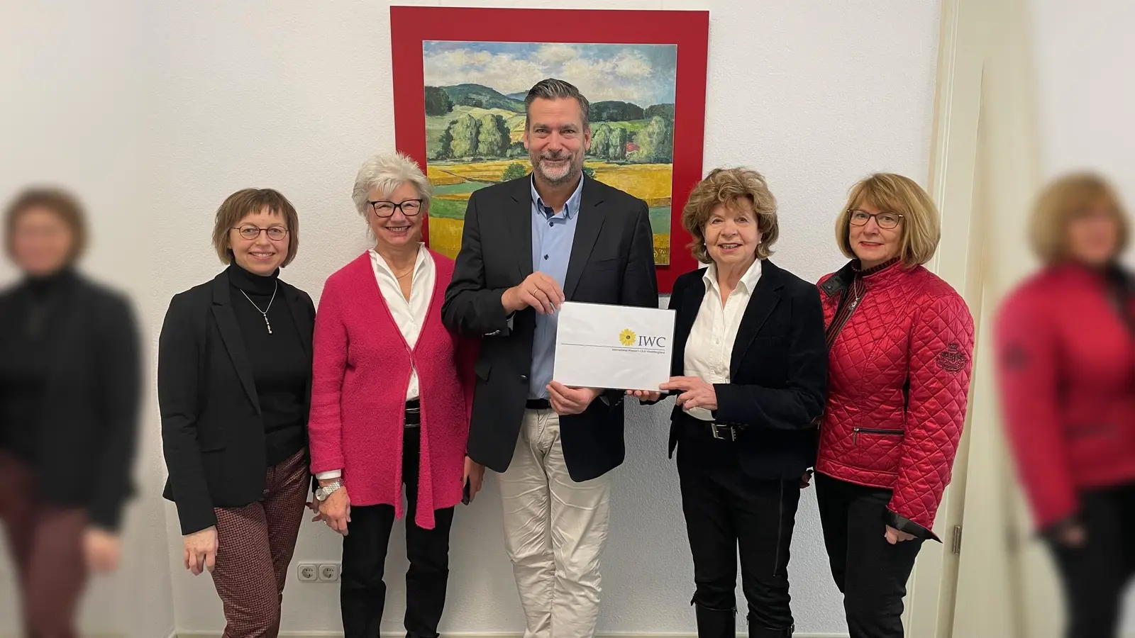 V.l.: Heike Leupold (Projektverantwortliche Straßentheater Festival Stadt Holzminden), Elke Briese (IWC-Vizepräsidentin), Christian Belke (Bürgermeister Stadt Holzminden), Heide Schleip (IWC-Präsidentin) und Renate Nott (IWC-Schatzmeisterin). (Foto: Stadt Holzminden)