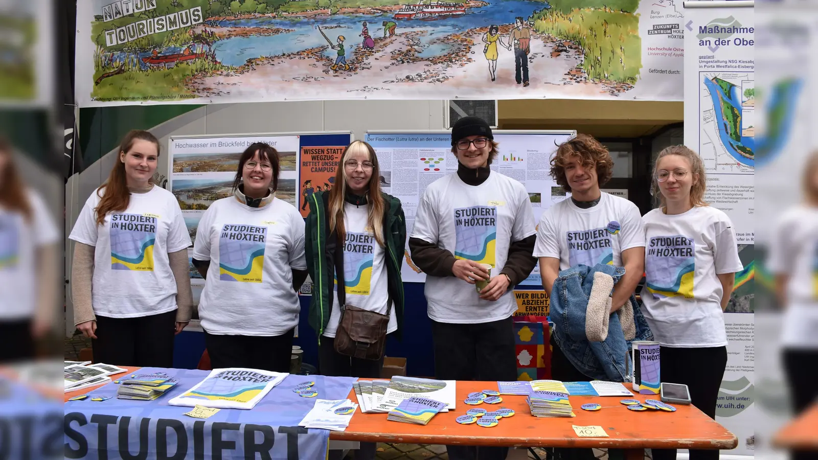 Fabienne Heller, Sophia Hermansdörfer und Denise Janßen vom Planungsbüro UIH und die Studierenden Thilo Sujatla (Umweltingenieur) und Pascale Pichotta und Chiara Völkel (Landschaftsarchitektur).  (Foto: Barbara Siebrecht)