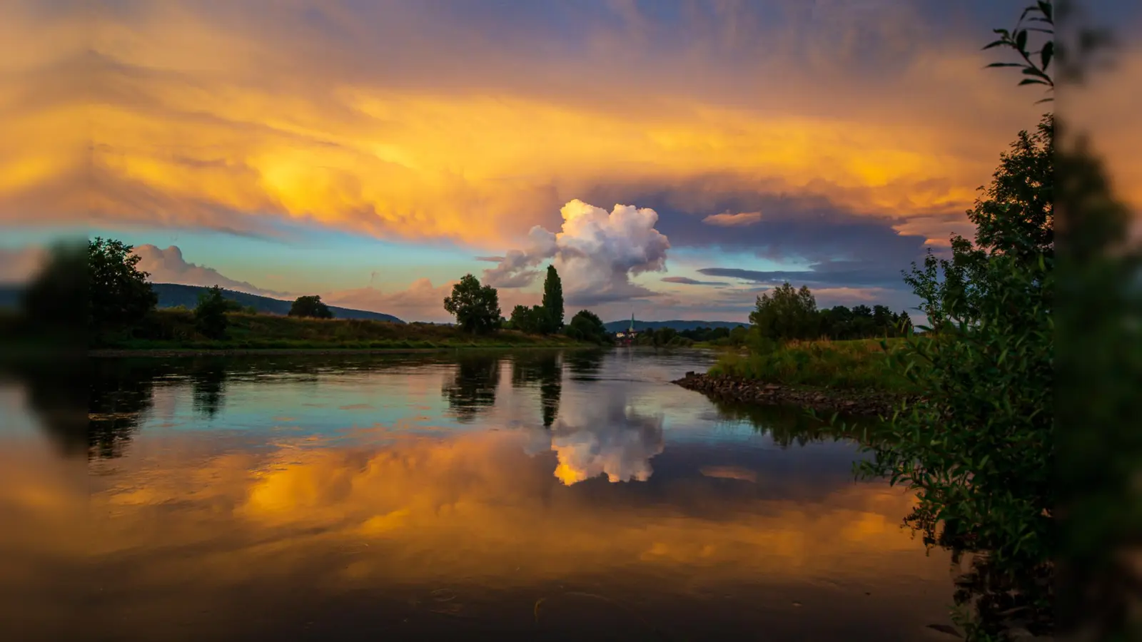 Sonnenuntergang an der Weser bei Holzminden. (Foto: M. Heitmann)