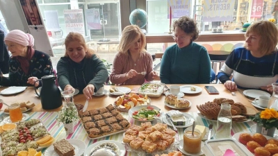 Toleranz, Offenheit, gegenseitiger Respekt und gelebte Solidarität wie beim internationalen Frauenfrühstück des Zweiten Heimat e.V. im Februar 2025 – so kann Gemeinschaft gelingen. Auch die Seminare des Zweiten Heimat e.V. im November sollen Mut machen, neue Perspektiven auf das Miteinander in unserer Gesellschaft zu gewinnen. (Foto: Zweite Heimat e.V. )