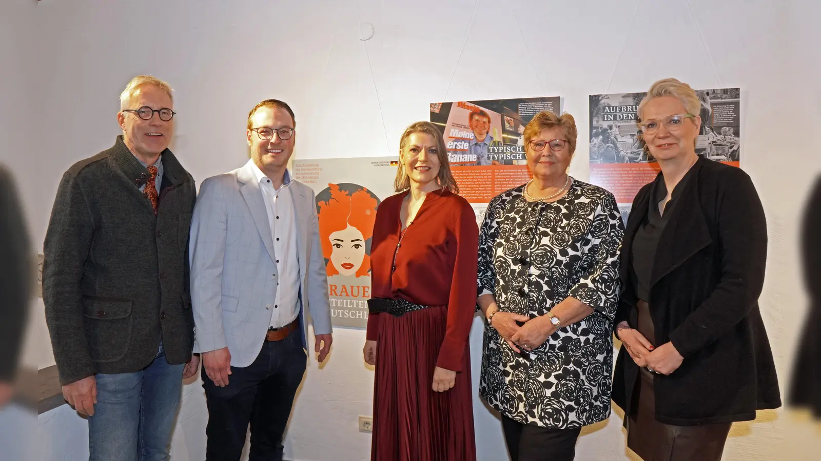 Freuten sich über zahlreiche Besucher/innen zur Eröffnung: (von links) Dirk Brassel (Stadtmuseum), Bürgermeister Alexander Kleinschmidt, Evelyn Walker-Fimmel und Doris Jochmaring (Vorstand Heimat- und Museumsverein) und die stellvertretende Bürgermeisterin Jutta Robrecht. (Foto: Stadt Brakel)