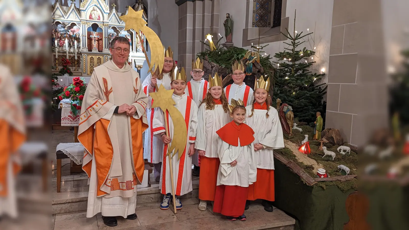 Pastor Detlef Stock und die Sternsinger in Schmechten. (Foto: privat)