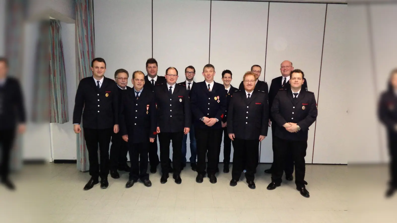 (v.l.) Lukas Hilleke, Johannes Milleg, Heiner Vössing, Sebastian Schwarz, Daniel Hartmann, Markus Reitemeyer, stellv. Löschgruppenführer Thomas Kröger, Monika Kröger, Leiter der Feuerwehr Stefan Nostitz, stellv. Leiter der Feuerwehr Markus Knipping, Zugführer Stefan Reitemeier, Löschgruppenführer Marc Vössing. (Foto: Foto:Löschgruppe Rothe)