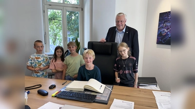 Einmal auf dem Stuhl des Bürgermeisters sitzen. Für die Kinder ergab sich diese einmalige Möglichkeit. Hier nimmt Marcus aus Hamburg Platz und trägt sich zur Erinnerung in das Gästebuch der Stadt Höxter ein. (Foto: Stadt Höxter)