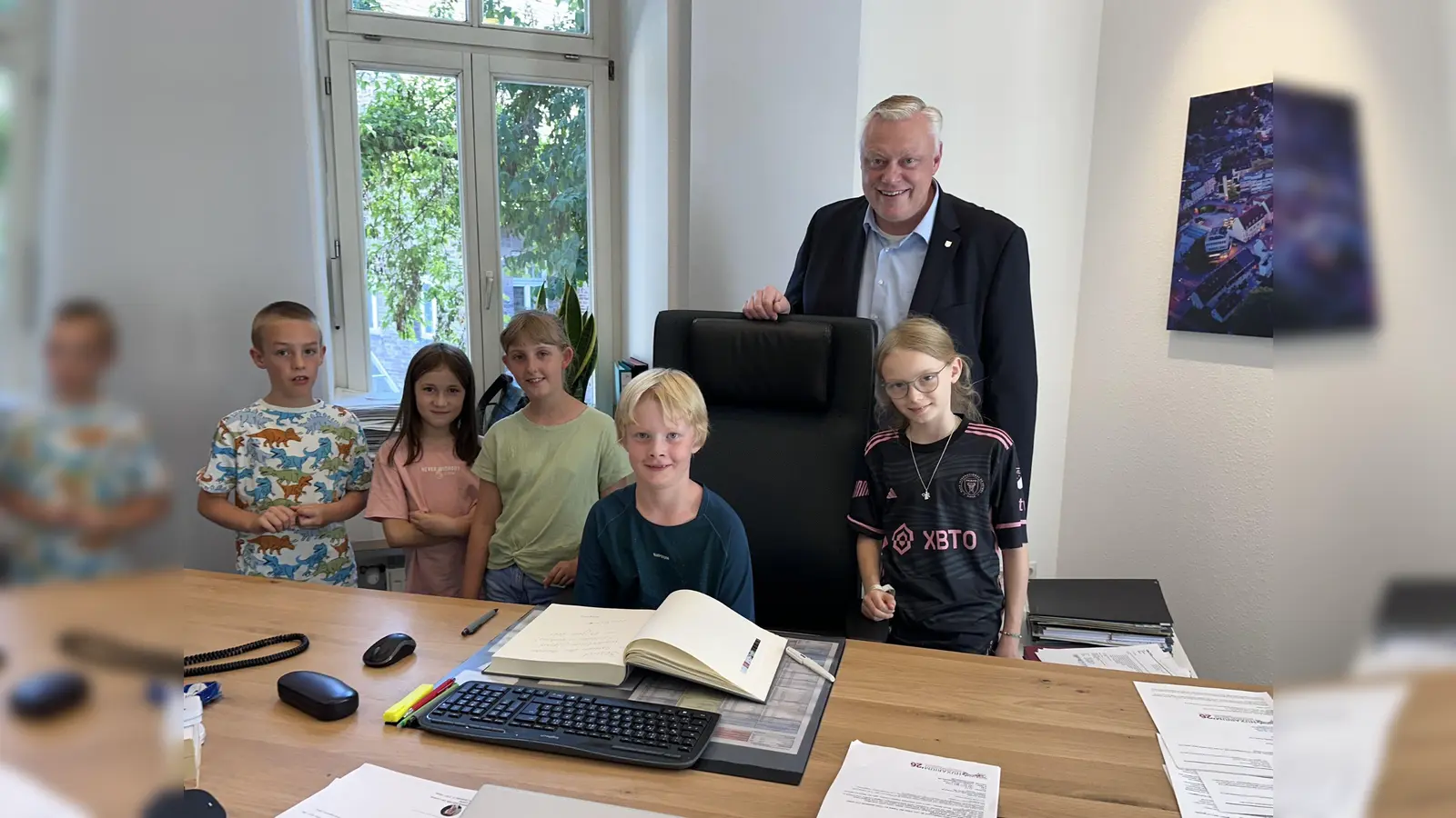 Einmal auf dem Stuhl des Bürgermeisters sitzen. Für die Kinder ergab sich diese einmalige Möglichkeit. Hier nimmt Marcus aus Hamburg Platz und trägt sich zur Erinnerung in das Gästebuch der Stadt Höxter ein. (Foto: Stadt Höxter)