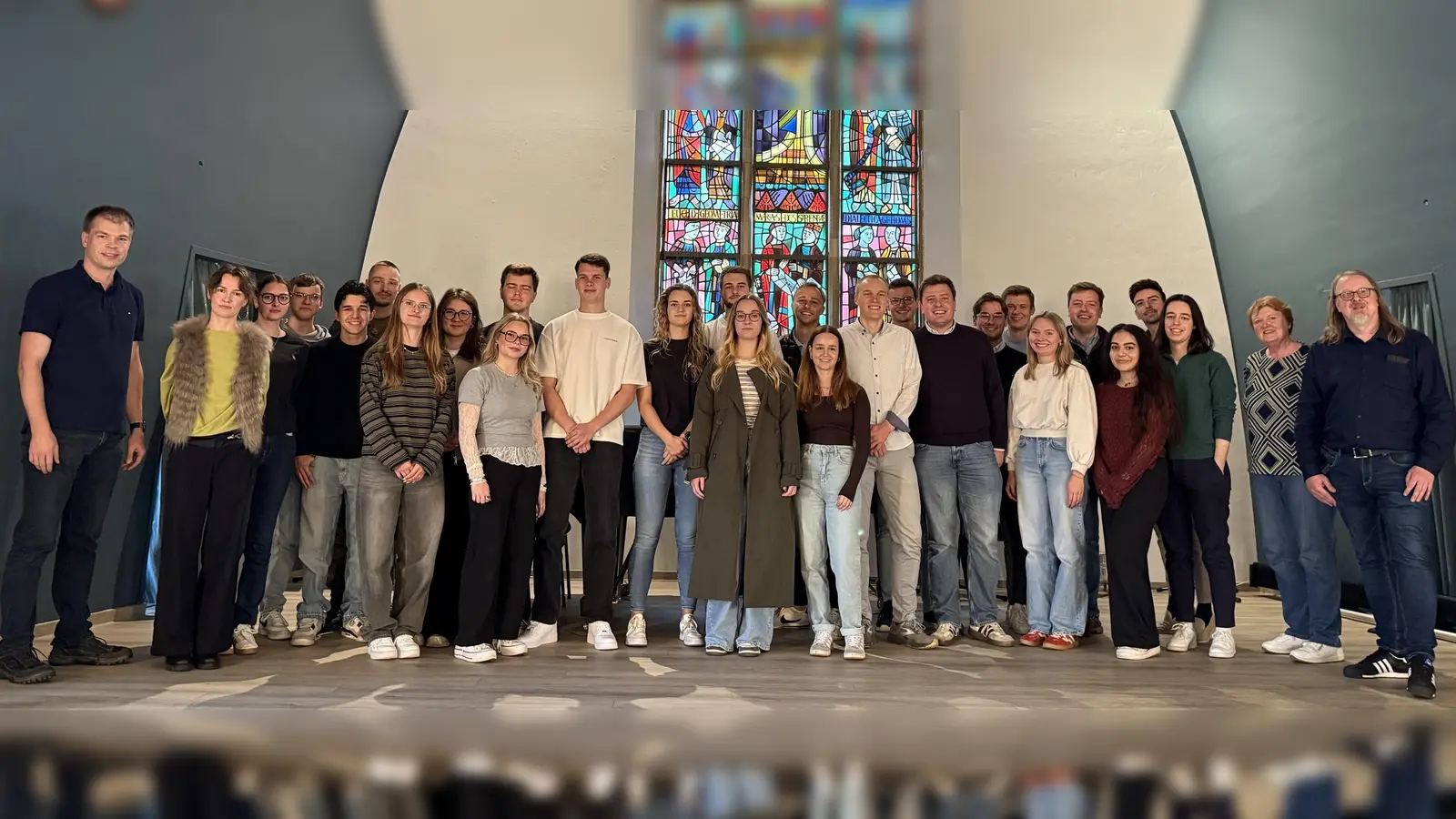 Ehemalige Marianerinnen und Marianer mit Schulleiter Frank Scholle, Organisator Jan Tillmann und ihrer früheren Lehrerin Anita Tröster, die viele von ihnen bis zum Abitur begleitet hatte. (Foto: privat)