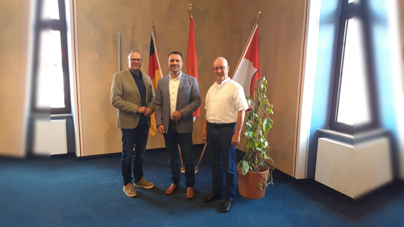 Bürgermeister Torben Busse mit Frank Nowigk und Ulrich Adam. (Foto: Stadt Hofgeismar)