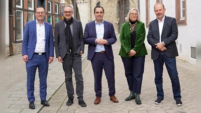 Wichtiger Austausch zwischen den einzelnen Vertretern (v.l.): Brakels Bürgermeister Alexander Kleinschmidt, Markus Baier (Vorstand Netzwerk Stadtentwicklung), Torben Blome (Vorsitzender der Regionalgruppe), Julia Gogrewe als neugewählte stellvertretende Vorsitzende und Bernd Zimmermann als ausscheidender Stellvertreter. (Foto: Stadt Brakel)