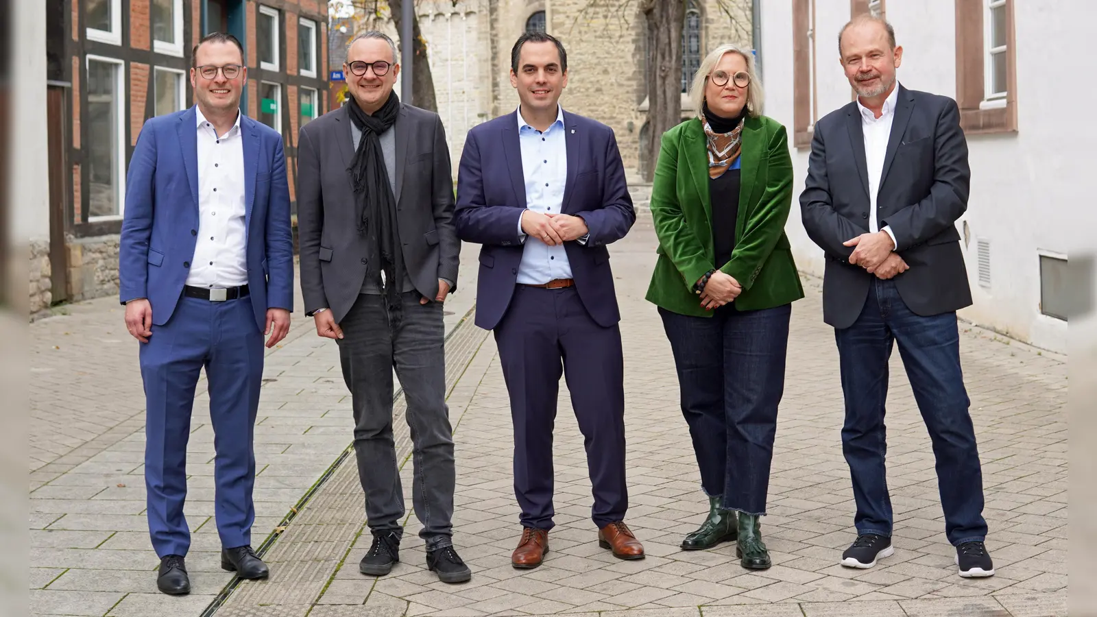 Wichtiger Austausch zwischen den einzelnen Vertretern (v.l.): Brakels Bürgermeister Alexander Kleinschmidt, Markus Baier (Vorstand Netzwerk Stadtentwicklung), Torben Blome (Vorsitzender der Regionalgruppe), Julia Gogrewe als neugewählte stellvertretende Vorsitzende und Bernd Zimmermann als ausscheidender Stellvertreter. (Foto: Stadt Brakel)