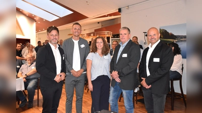 Sie gestalteten das Programm des Unternehmerstammtisches: (v. l.) Bürgermeister Tino Wenkel, Schiedsrichter Felix Bickel, Verena Hoppe (Beverungen Marketing) sowie Thomas Hackler und Ullrich Wille (VHS).  (Foto: Barbara Siebrecht)