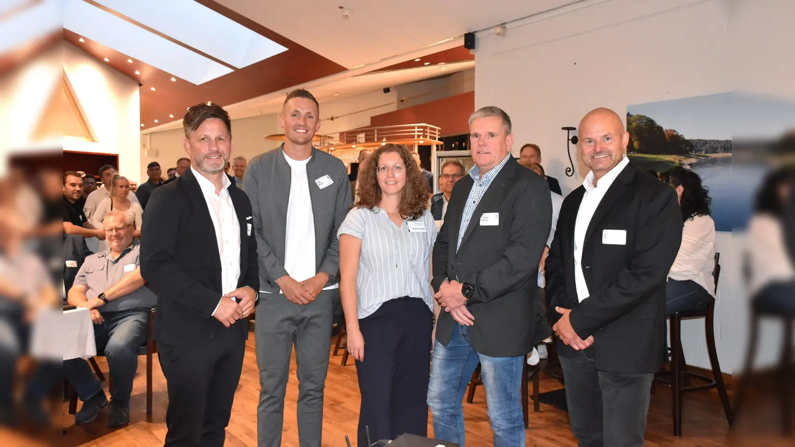 Sie gestalteten das Programm des Unternehmerstammtisches: (v. l.) Bürgermeister Tino Wenkel, Schiedsrichter Felix Bickel, Verena Hoppe (Beverungen Marketing) sowie Thomas Hackler und Ullrich Wille (VHS).  (Foto: Barbara Siebrecht)