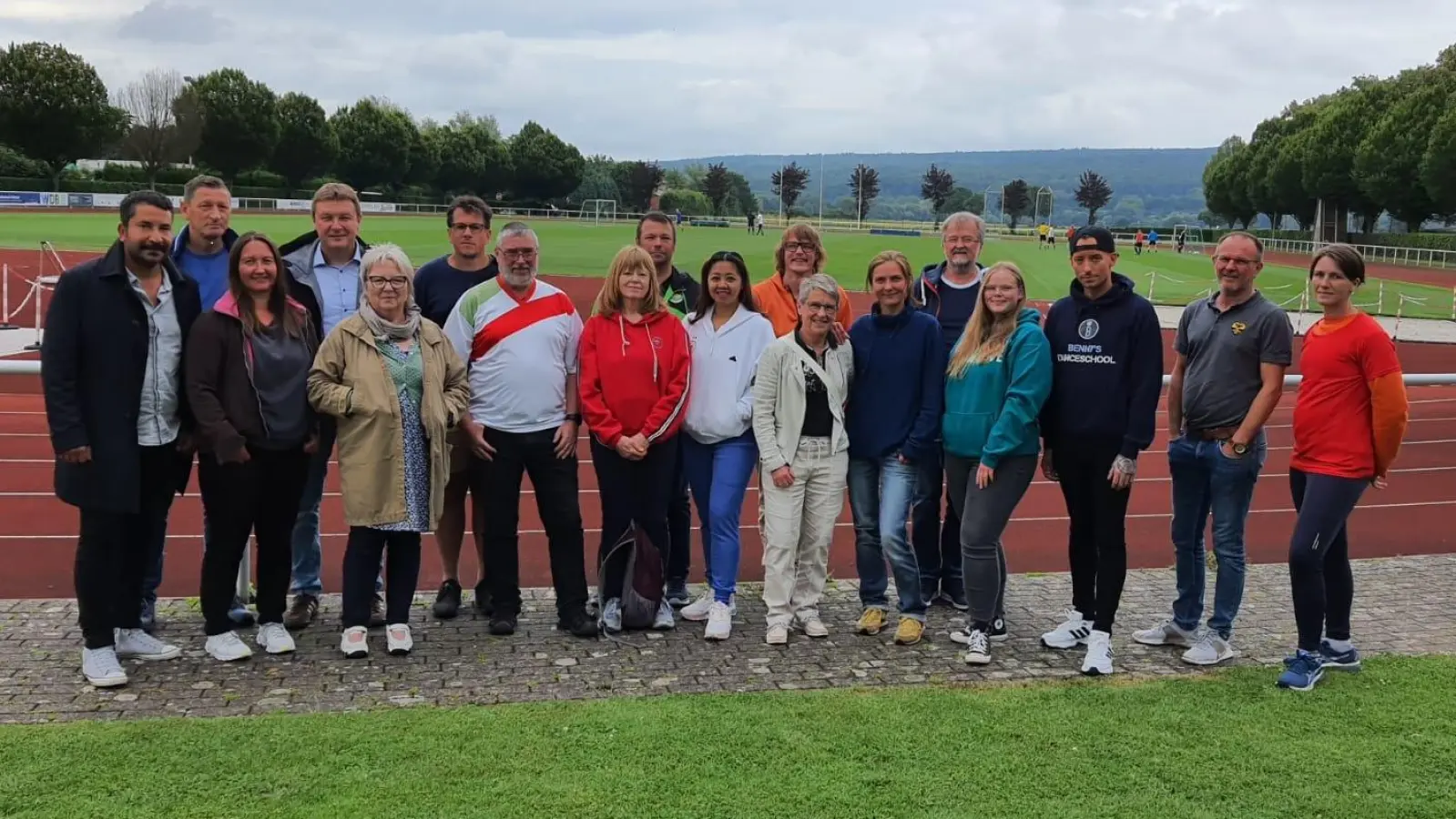 Projektpartner und Veranstalter haben ein umfangreiches Programm auf die Beine gestellt: Zu einem Interkulturellen Sport- und Spielfest laden der Kreis Höxter, der Kreissportbund, die Stadt Höxter und der Stadtsportverband Höxter am 14. September auf die Weserkampfbahn in Höxter ein. (Foto: Kreis Höxter)