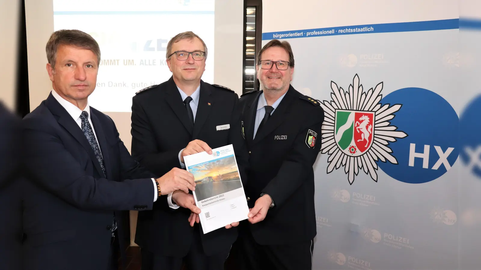 Stellen gemeinsam die Verkehrsbilanz 2023 vor (v.l.): Landrat Michael Stickeln, EPHK Markus Tewes (Direktionsleiter Verkehr) und Polizeidirektor Christian Brenski (Abteilungsleiter Polizei). (Foto: Kreispolizeibehörde Höxter)