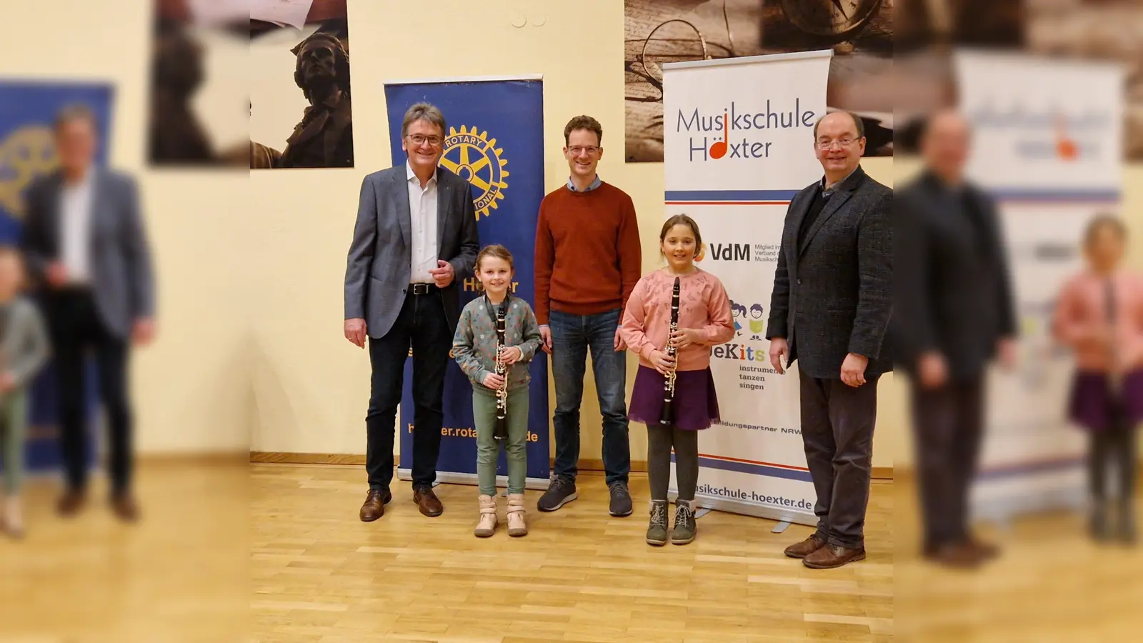 Bei der Spendenübergabe dabei (v.l.): Dr. Eckhard Sorges, Frieda Wachter, Jonathan Misch, Finja Tuschen und Hans-Hermann Jansen. (Foto: privat)