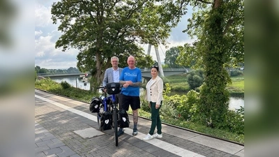 Begrüßten Spendenradler Oliver Trelenberg in Höxter, bevor es für ihn weiter nach Paderborn ging: Stefan Fellmann (Allgemeiner Vertreter des Bürgermeisters), Oliver Trelenberg und Ute Sievers vom Hotel Stadt Höxter. (Foto: Stadt Höxter)