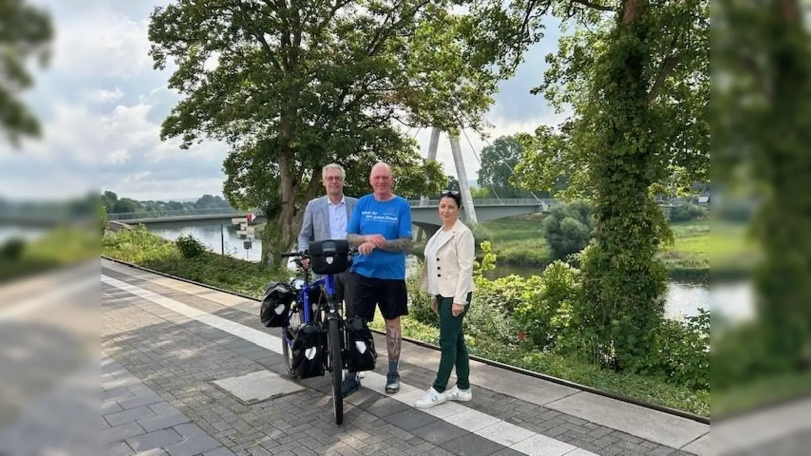Begrüßten Spendenradler Oliver Trelenberg in Höxter, bevor es für ihn weiter nach Paderborn ging: Stefan Fellmann (Allgemeiner Vertreter des Bürgermeisters), Oliver Trelenberg und Ute Sievers vom Hotel Stadt Höxter. (Foto: Stadt Höxter)
