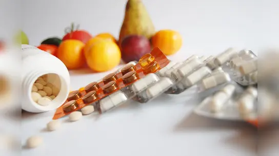 Medikamente und Obst (Foto: pixabay)