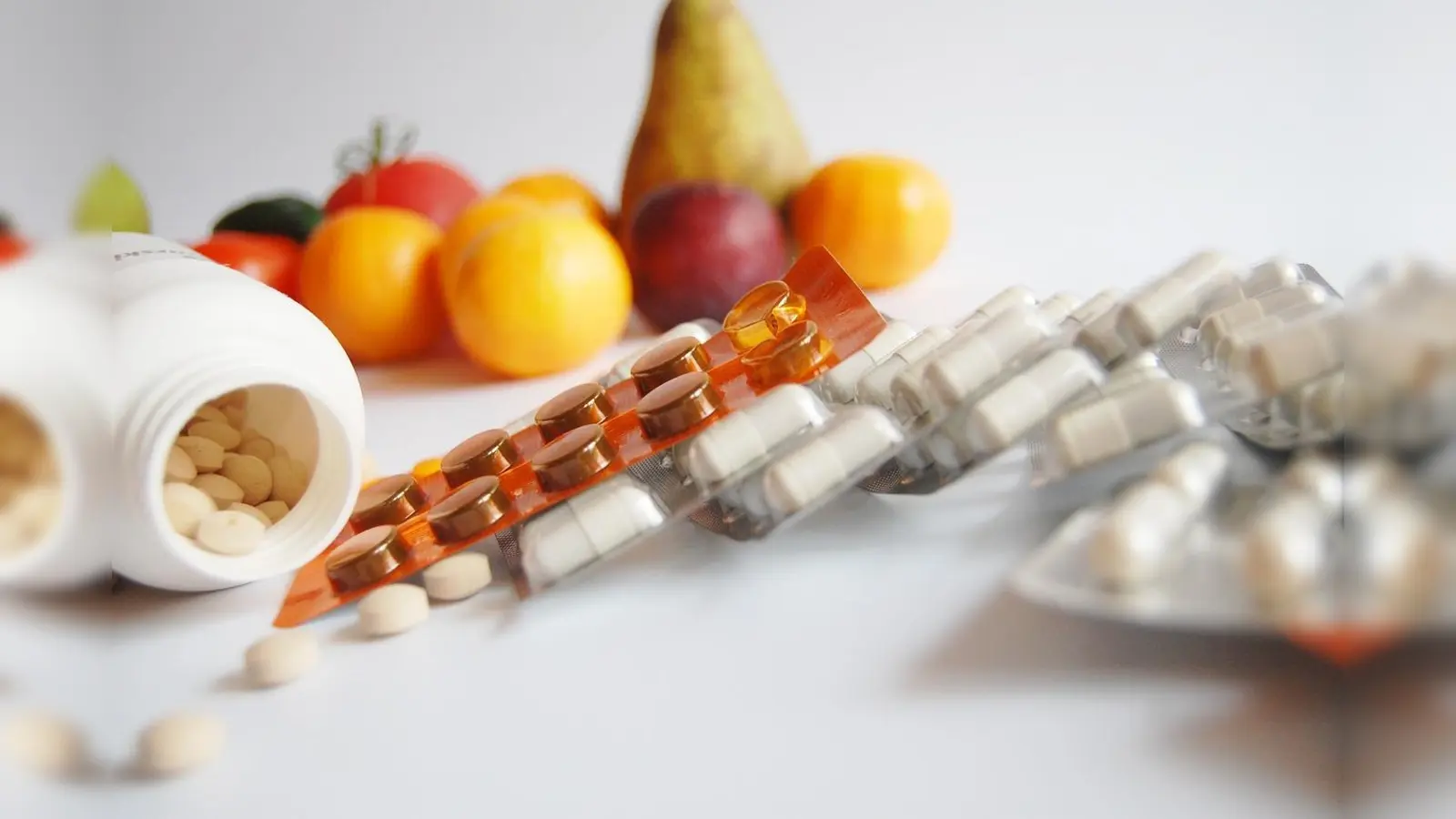 Medikamente und Obst (Foto: pixabay)