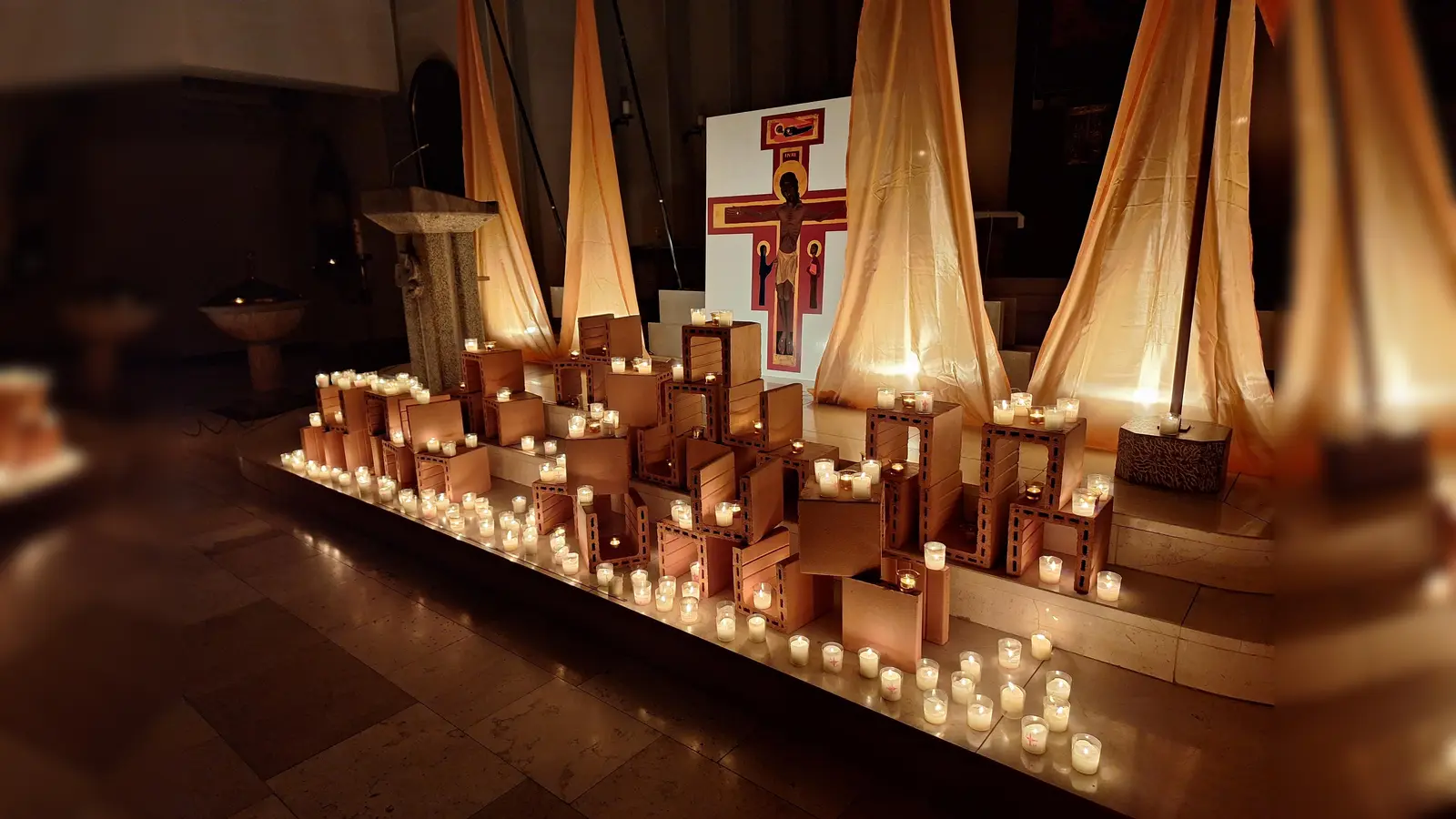 Kerzen und Lichter versetzen die Besucher in ruhige Stimmung. (Foto: privat)