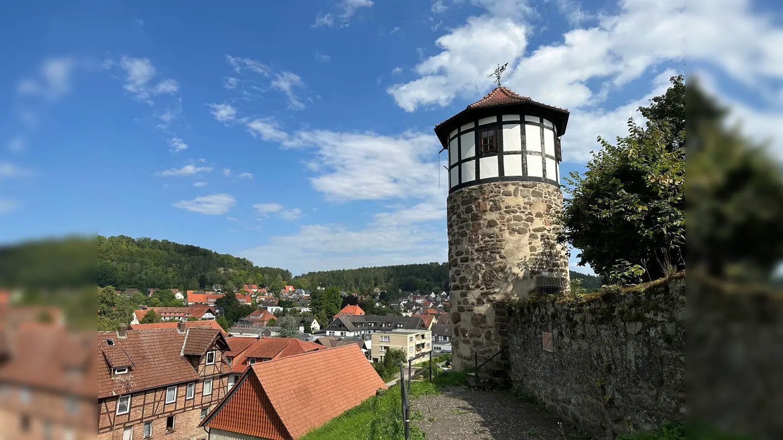 Der renovierte Wachturm und der angrenzende kleine Teil der Stadtmauer lassen ahnen, wie stark die Stadt Hardegsen im Mittelalter befestigt war. (Foto: Stadt Hardegsen)