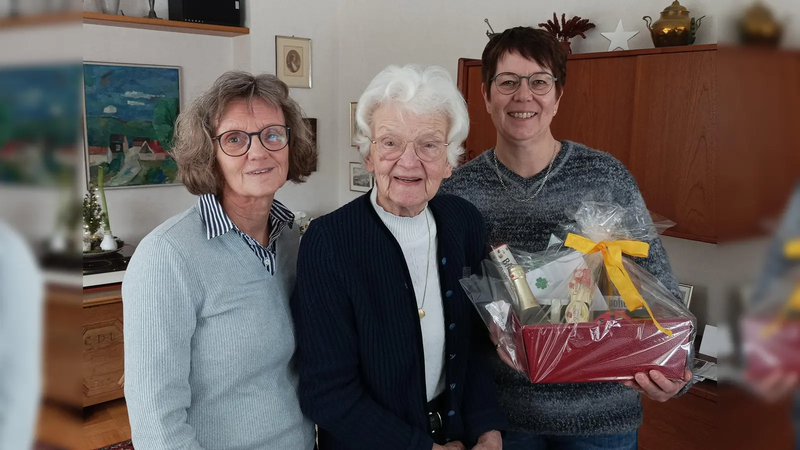 Zum 95. Geburtstag freut sich Matilde Brömse (Bildmitte) über die Glückwünsche der beiden Übungsleiterinnen Ute Range (l.) und Silke Lücke. (Foto: privat)