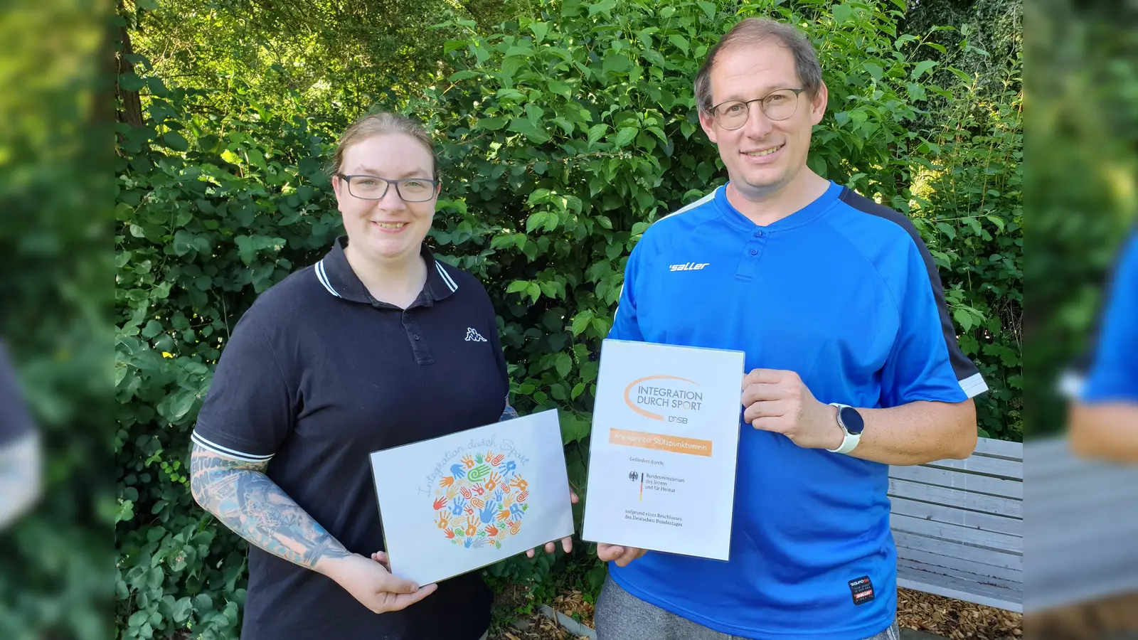 Kristina Künemund, Ressortleitung Sport, und Karsten Oeynhausen, 1. Vorsitzender der DJK Brakel, präsentieren stolz das neue Zertifikat. (Foto: privat)