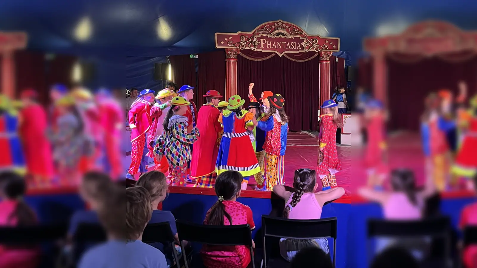 Die Clowns haben ihren großen Auftritt. (Foto: Schule am Nicolaitor)