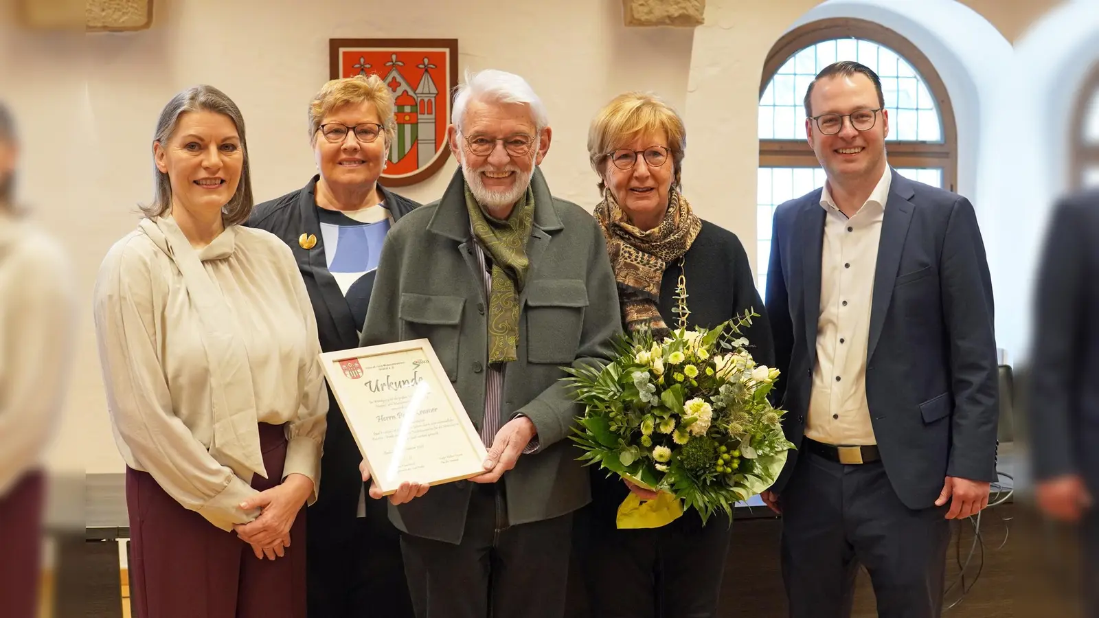 Paul Kramer ist Ehrenmitglied im Heimat- und Museumsverein Brakel, (von links) Evelyn Walker-Fimmel, Doris Jochmaring, Paul und Annette Kramer sowie Bürgermeister Alexander Kleinschmidt. (Foto: Stadt Brakel)
