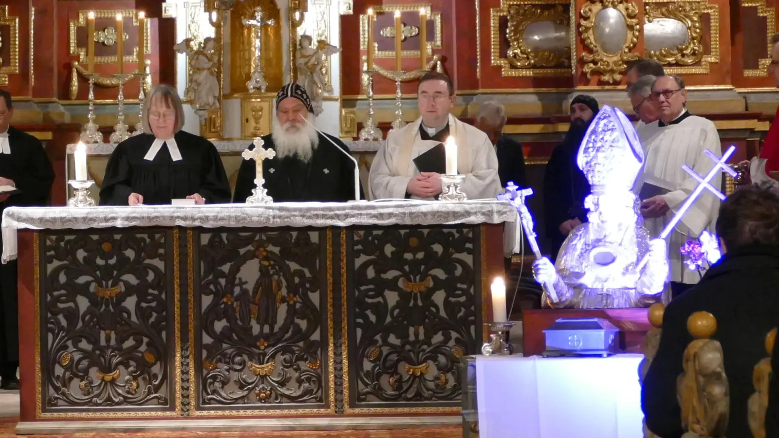 In ökumenischer Geschwisterlichkeit gestalteten Vertreterinnen und Vertreter der christlichen Kirchen gemeinsam die Ansgar-Vesper. Am Altar Superintendentin Christiane Nadjé-Wirth (Kirchenkreis Holzminden-Bodenwerder), Pfarrdechant Dr. Hans-Bernd Krismanek und der koptische Bischof Anba Damian. (Foto: Kirchengemeinde Corvey)