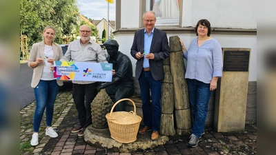 Preisverleihung: (v.l.) Leonie Koch (Weser-Energie Kommunalmanagement), Jürgen Böker (Heimatverein Dalhausen), Hubertus Grimm (Bürgermeister der Stadt Beverungen), Ursula Butterweck, (Heimatverein Dalhausen).  (Foto: Westfalen Weser)