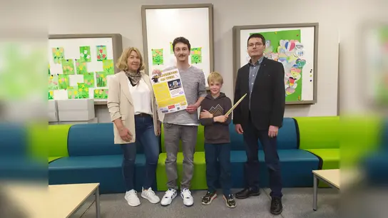 V.l.: Organisatorin Sabine Walter, Dozent Stefan Schmidtke, Schüler Kalle, Haupt-, Personal- und Schulamtsleiter Elmar Meyer. (Foto: Stadt Marienmünster)