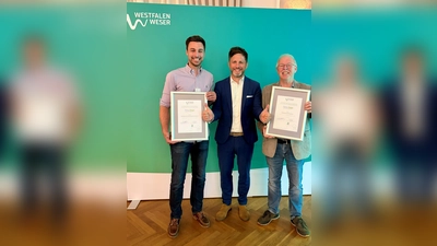V.l.: Florian Derenthal (Tietelsen), Bürgermeister Tino Wenkel und Willi Mikus (Drenke). (Foto: Stadt Beverungen)