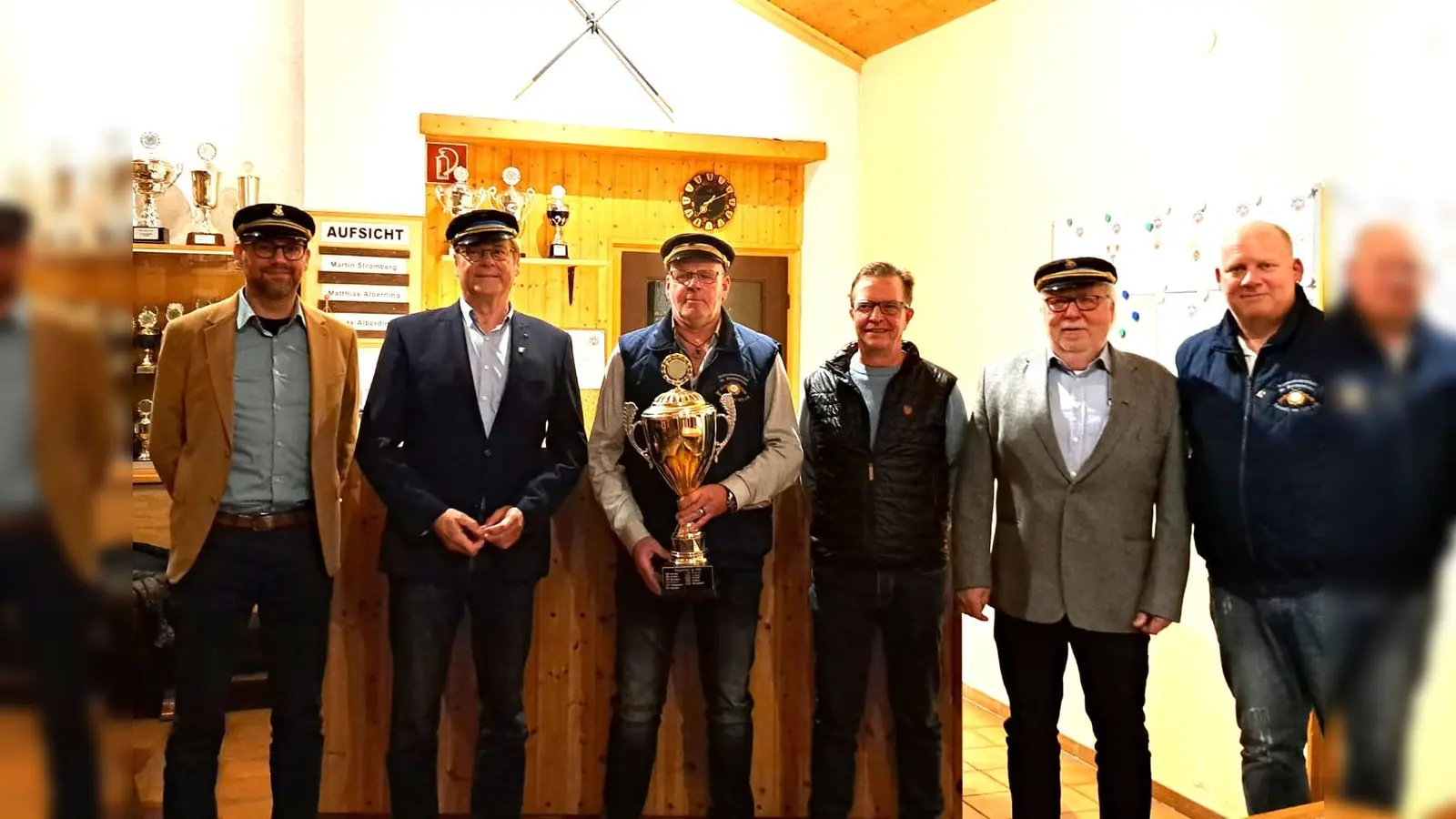 Bei der Pokalübergabe: (v. l.) Seine Majestät Uli Kleinschmidt, Oberst Jürgen Kleinschmidt (beide Würgassen), Oberst Matthias Alberding, Major Bernd Reineke (beide Herstelle), Major Dieter Riepe (Würgassen), Seine Majestät Heinz Jürgen Schüttemeyer (Herstelle) (Foto: Barbara Siebrecht)