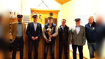 Bei der Pokalübergabe: (v. l.) Seine Majestät Uli Kleinschmidt, Oberst Jürgen Kleinschmidt (beide Würgassen), Oberst Matthias Alberding, Major Bernd Reineke (beide Herstelle), Major Dieter Riepe (Würgassen), Seine Majestät Heinz Jürgen Schüttemeyer (Herstelle) (Foto: Barbara Siebrecht)