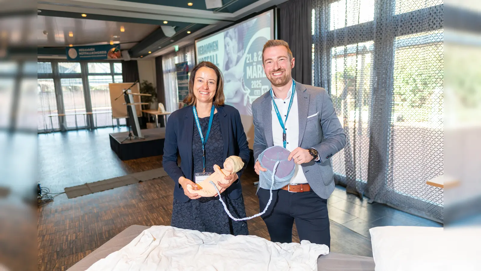 Regierungspräsidentin Anna Katharina Bölling und Jan-Niklas Spiegel auf dem Hebammen-Notfallkongress. (Foto: privat)