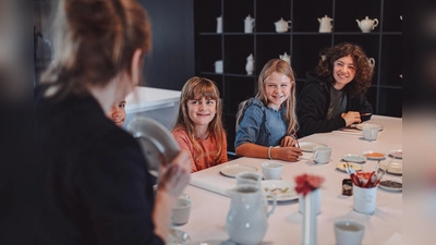 Gemeinsam staunen, entdecken und Porzellan bemalen. (Foto: Claudia Warneke)