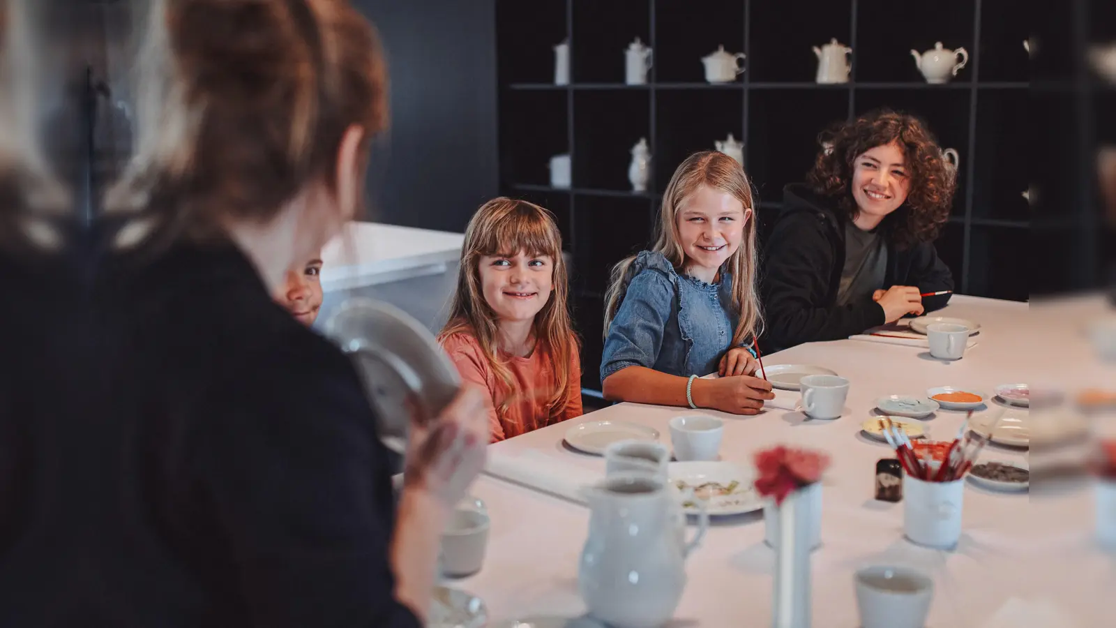 Gemeinsam staunen, entdecken und Porzellan bemalen. (Foto: Claudia Warneke)