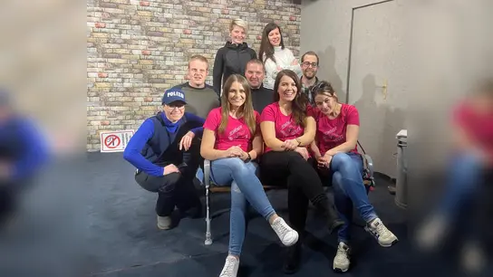 Laden ein, einzusteigen und die Fahrt zu genießen (von vorn v.l.): Silke Markus, Nele Scholle, Vivien Henke, Andrea Peters, Manuel Ahrens, Tobias Feldmann, Dominik Groß, Naja Gebhard und Helena Schonlau Gröne. (Foto: privat)