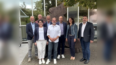 Fünf Jubilare haben ihr 40- bzw. 25-jähriges Dienstjubiläum beim Landkreis Holzminden gefeiert (v.l.): Thorsten Oberg, Stefan Dickschat, Andrea Titz, Kreisbaurat Ralf Buberti, Ralph Schwekendiek, Landrat Schünemann, Jessica Streicher und Carsten Becker, Dezernent für Integration, Verkehr, Verbraucherschutz und Eigenbetriebe.<br> (Foto: Landkreis Holzminden)
