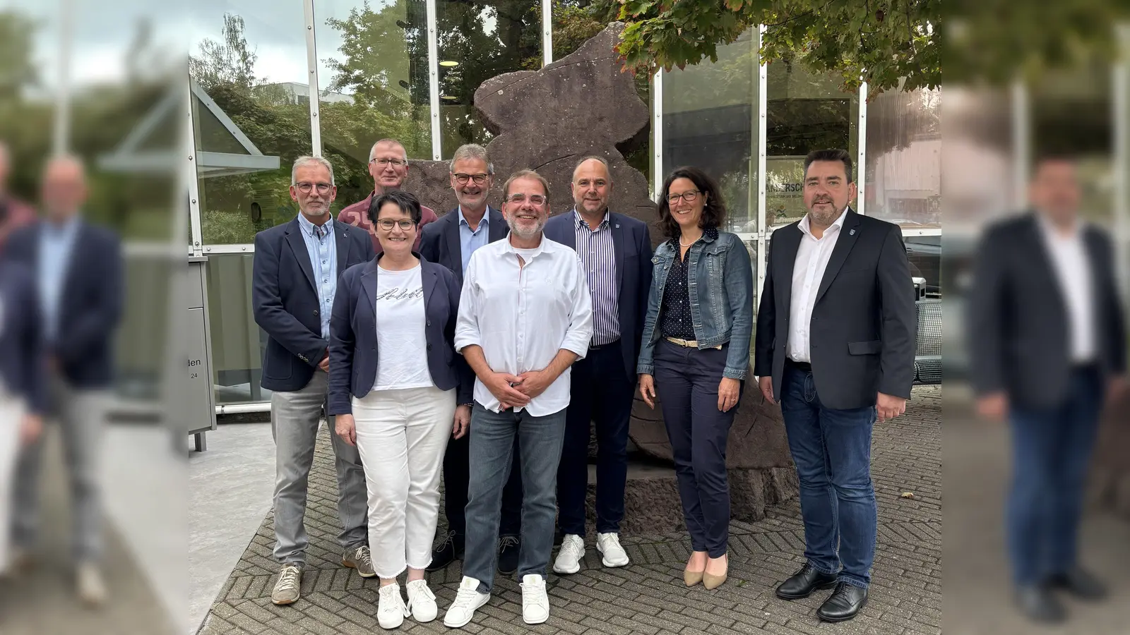 Fünf Jubilare haben ihr 40- bzw. 25-jähriges Dienstjubiläum beim Landkreis Holzminden gefeiert (v.l.): Thorsten Oberg, Stefan Dickschat, Andrea Titz, Kreisbaurat Ralf Buberti, Ralph Schwekendiek, Landrat Schünemann, Jessica Streicher und Carsten Becker, Dezernent für Integration, Verkehr, Verbraucherschutz und Eigenbetriebe. (Foto: Landkreis Holzminden)