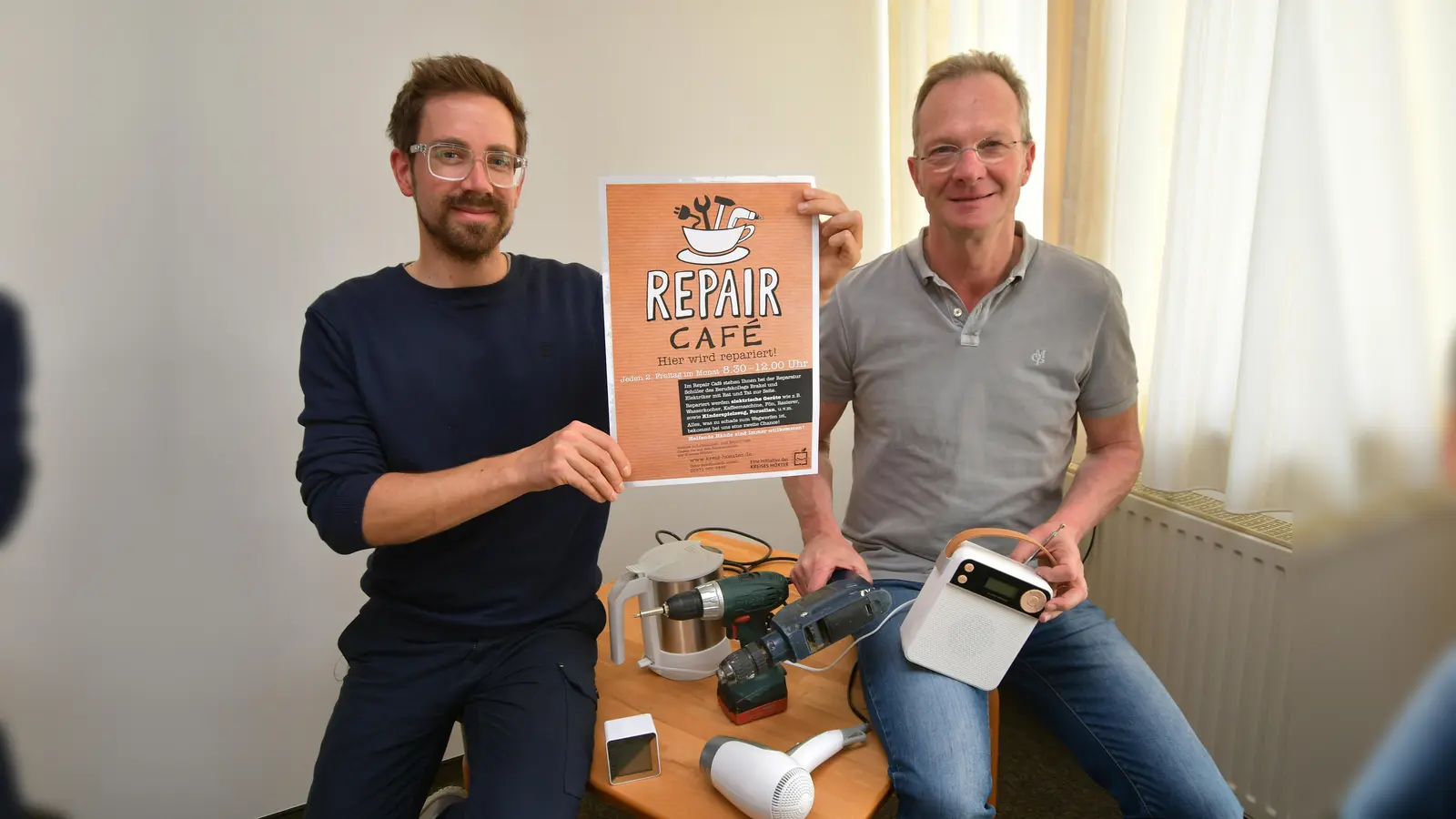 Nicolas Witschorek und Hubertus Abraham vom Kreis Höxter, freuen sich, dass das Repair-Café in Brakel wieder regelmäßig öffnet. Dort bekommen defekte Geräte eine zweite Chance.  (Foto: Kreis Höxter)