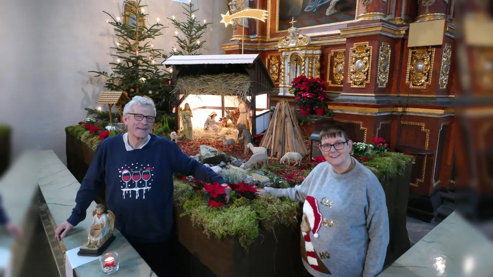 Helga und Johannes Gritzo haben die weihnachtliche Szenerie wie immer liebevoll arrangiert. Das Christuskind liegt erst zur Christmette, am 24. Dezember um 17.30 Uhr, im Stall. (Foto: Kirchengemeinde Corvey)