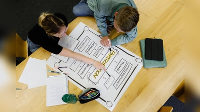 Durch die regelmäßigen Präsenztermine wachsen die Studierenden zu einer starken Community zusammen, in der man sich unterstützt und voneinander profitiert. (Foto: HAWK, Martin Ly)