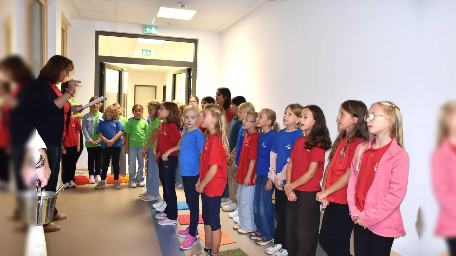 Der Chor der Grundschule trug zur feierlichen Übergabe mit passendem Liedgut bei. (Foto: Barbara Siebrecht)